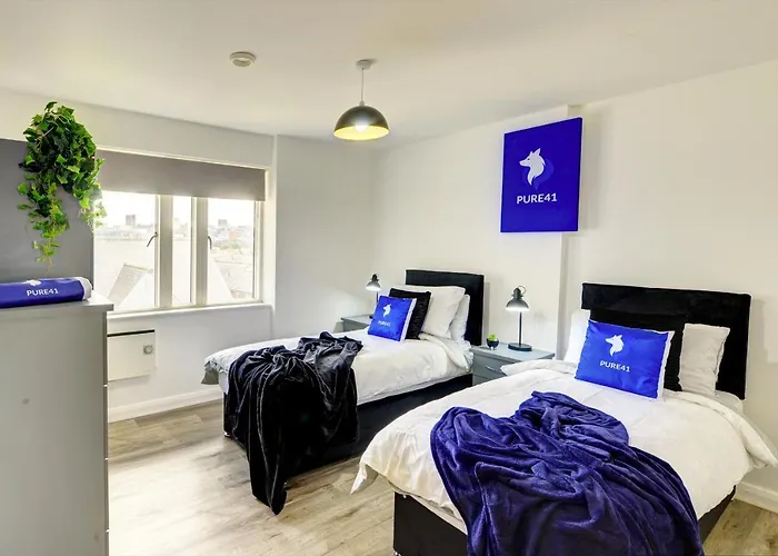Spacious - Penthouse 2 Bed Apartment With Secure Allocated Parking