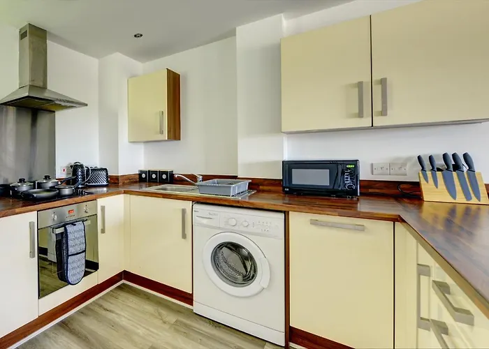 Spacious - Penthouse 2 Bed Apartment With Secure Allocated Parking