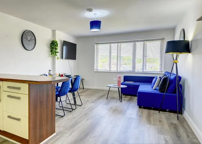 Spacious - Penthouse 2 Bed Apartment With Secure Allocated Parking