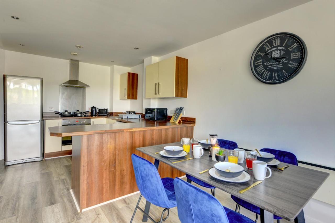 Spacious - Penthouse 2 Bed With Secure Allocated Parking Apartment *